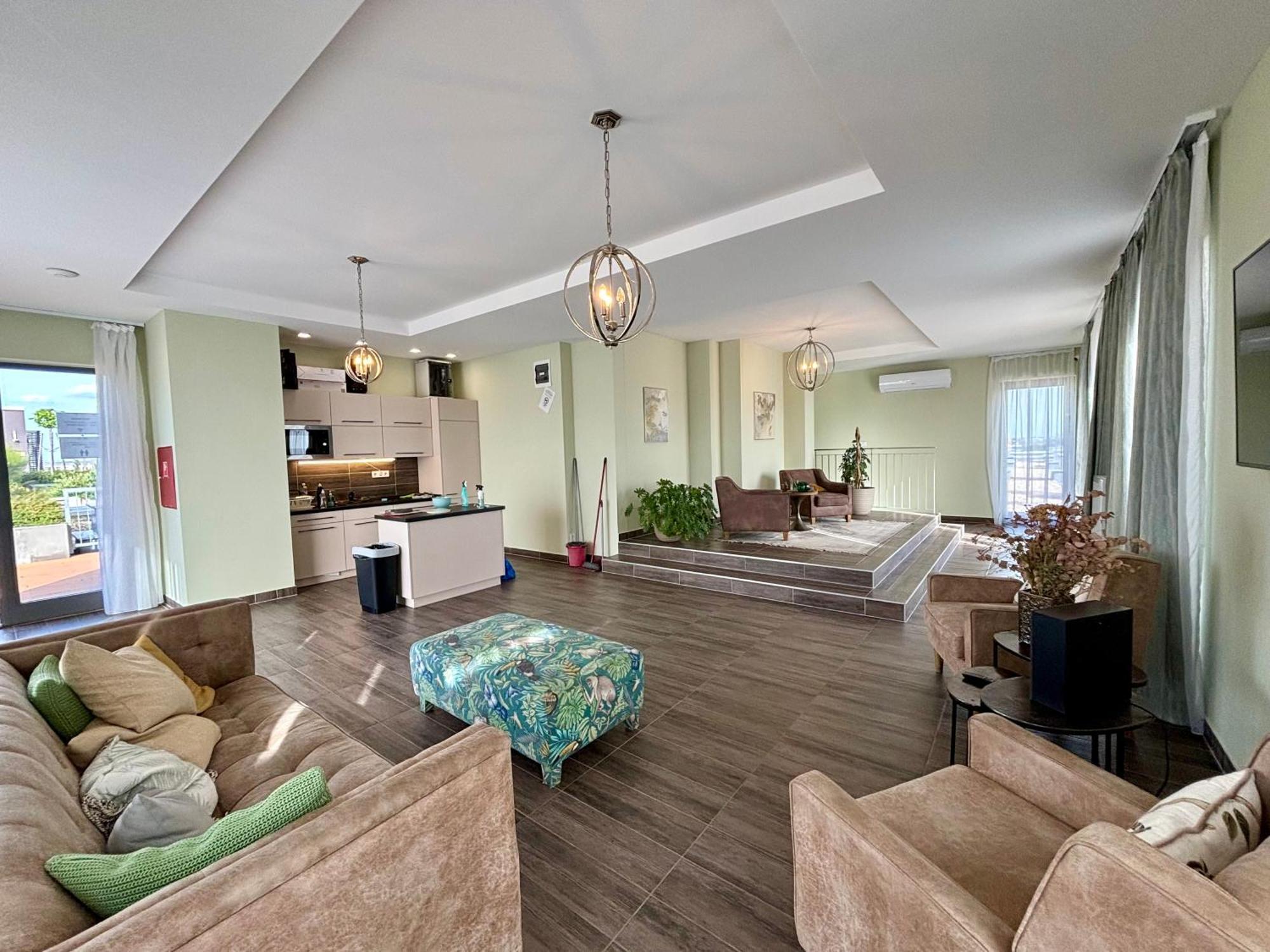 Leo Apartment